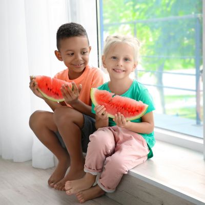 Image of two children eating watermelon promoting CISSS de l'Outaouais nutrition services